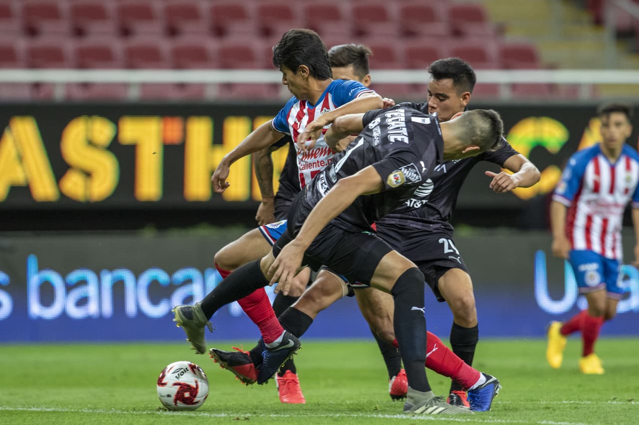 <b>Chivas 1-1 Monterrey</b> | Así se disputó el esférico y esta fue la manera de contener la habilidad de JJ Macías por parte de los defensores de Rayados.