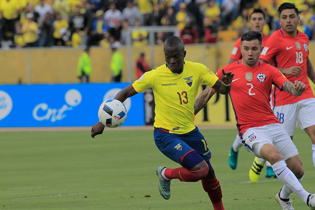 Enner Valencia (izquierda) disputa un balón ante Eugenio Mora.