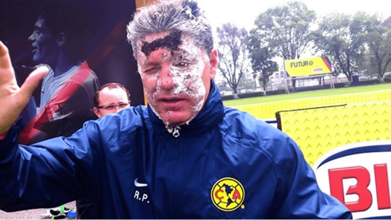 En América no se quedaron atrás en el festejo de quien era su presidente, Ricardo Peláez, que también se llevó su recuerdo.