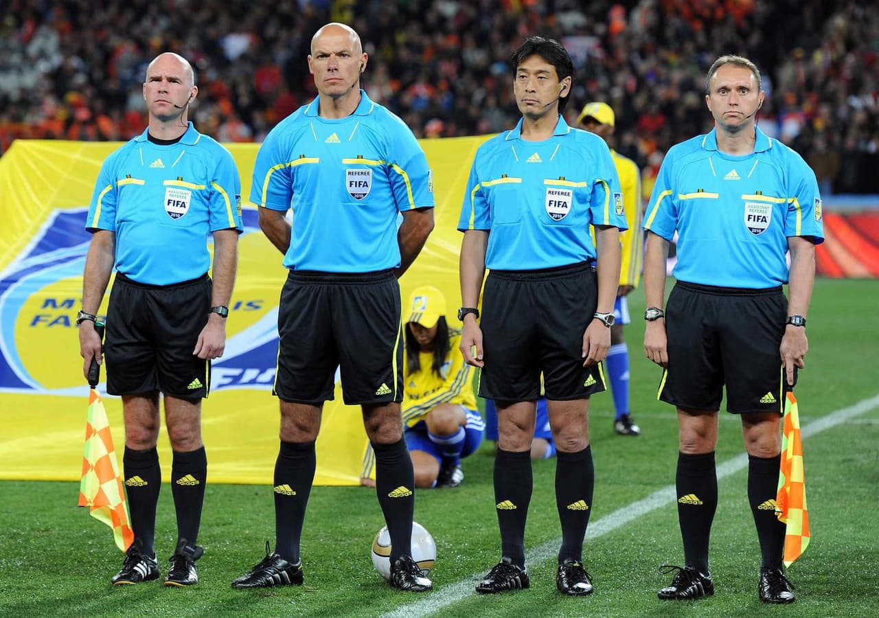 El cuerpo arbitral encabezado por el policía inglés Howard Webb fue muy controversial.