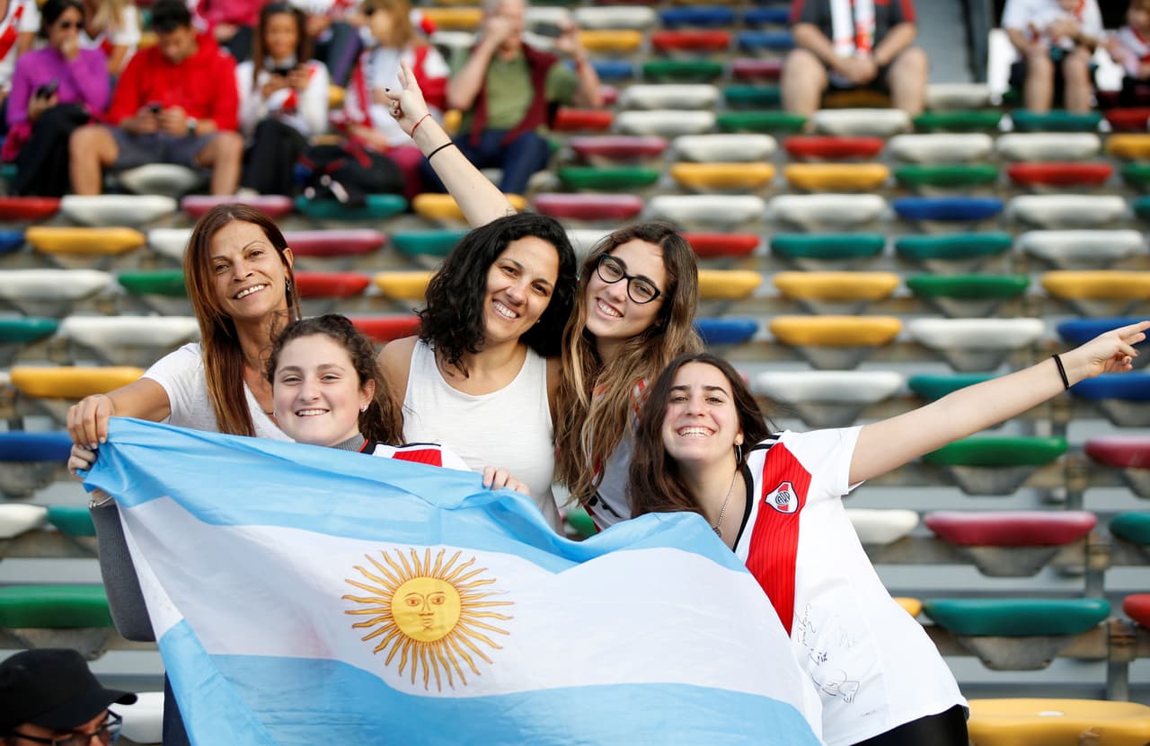 Como previa de la gran final del Mundial de Clubes, los aficionados de River Plate y Kashima Antlers llegaron en buen número al estadio Sheikh Zayed Sports City –no el suficiente para llenar– para apoyar a sus equipos en busca del tercer lugar. Un buen ambiente con una linda mezcla cultural entre Argentina, Japón y los Emiratos.