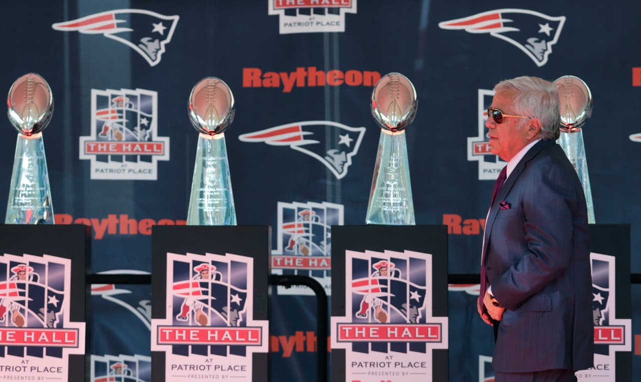 5.- De llegar al Super Bowl 50, los Patriots se convertirian en el primer equipo en la historia de la NFL en llegar a nueve Super Bowl (XX, XXXI, XXXVI, XXXVIII, XXXIX, XLII, XLVI y XLIX), actualmente está empatado con los Steelers y con los Cowboys con ocho apariciones que podrían empatar los Broncos de ganar el domingo (XII, XXI, XXII, XXIV, XXXII, XXXIII, XLVIII).