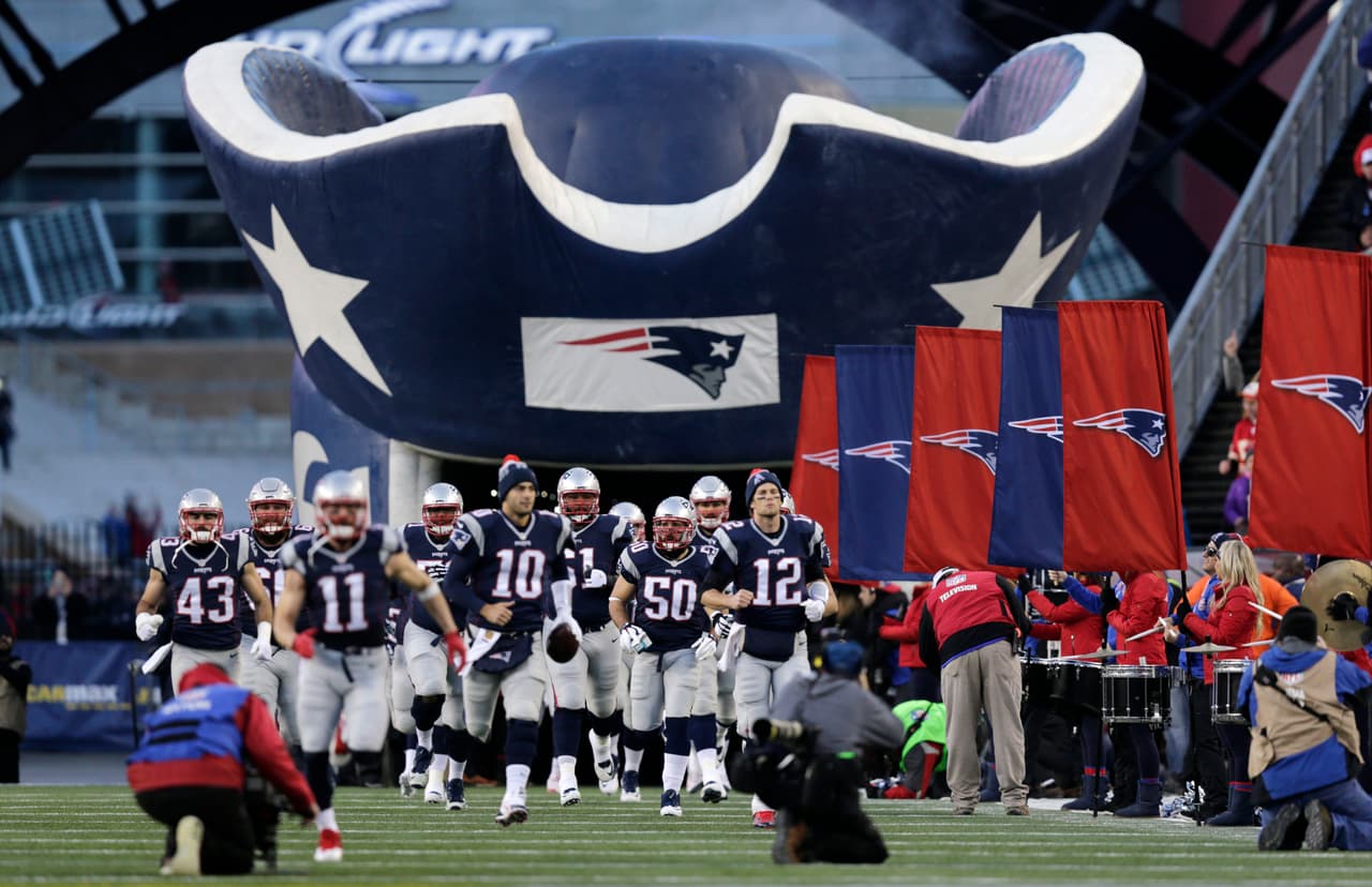 7.- En la Ronda de Comodines los cuatro equipos visitantes (Chiefs, Steelers, Seahawks y Packers) se impusieron por primera vez en la historia de la NFL, este vez de manera completamente opuesta los cuatro locales (Patriots, Cardinals, Panthers y Broncos) se llevaron la victoria.