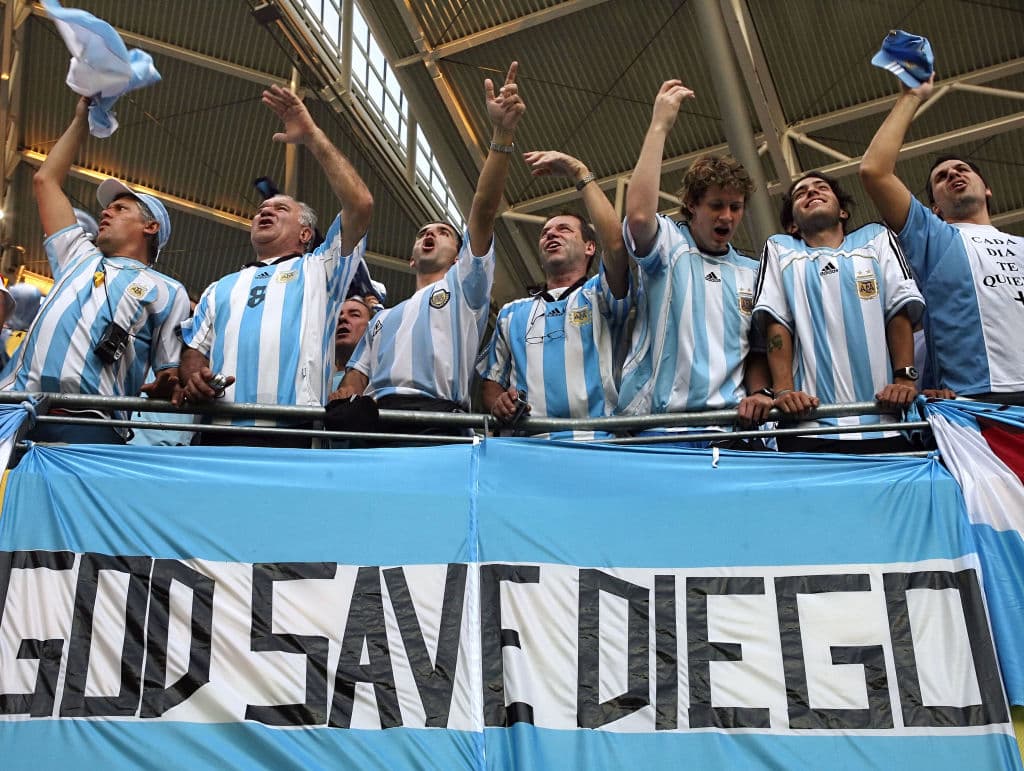 Maradona es una figura admirada y respetada en Argentina, a pesar de que no tiene actividad cercana al fútbol competitivo.