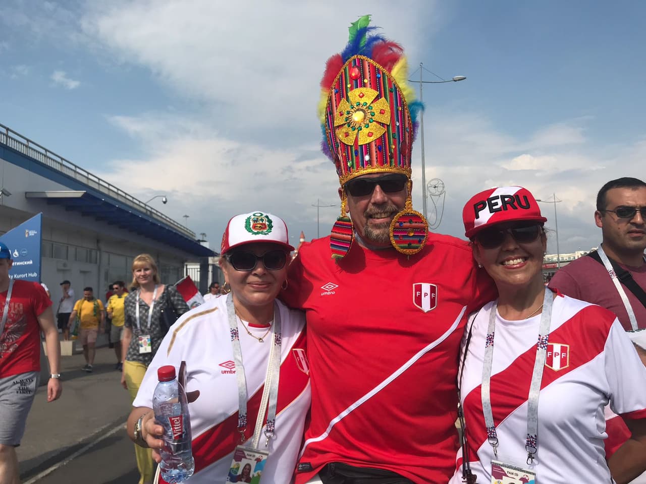 Los hinchas peruanos y australianos viven con emociones distintas su último duelo por el grupo C del Mundial, unos con la nostalgia de la despedida y los otros con la ilusión de aún llegar a octavos.