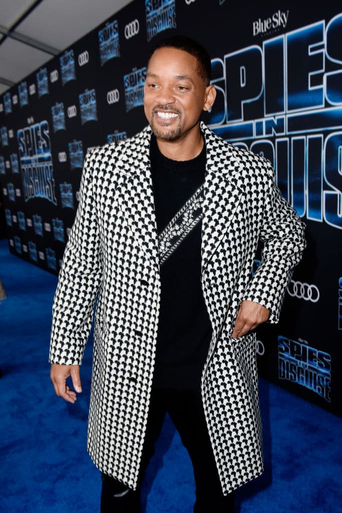 Ben Thomas, un inspector de Hacienda de Los Ángeles, se pone en contacto con algunas personas para ayudarlas, pero las razones que lo mueven a actuar así son un misterio.
<br>