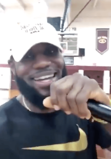 En sus historias de Instagram James muestra cómo entró al gimnasio de la escuela en el que estaban reunidos varios de los alumnos, haciendo primero una prueba de sonido con el micrófono.