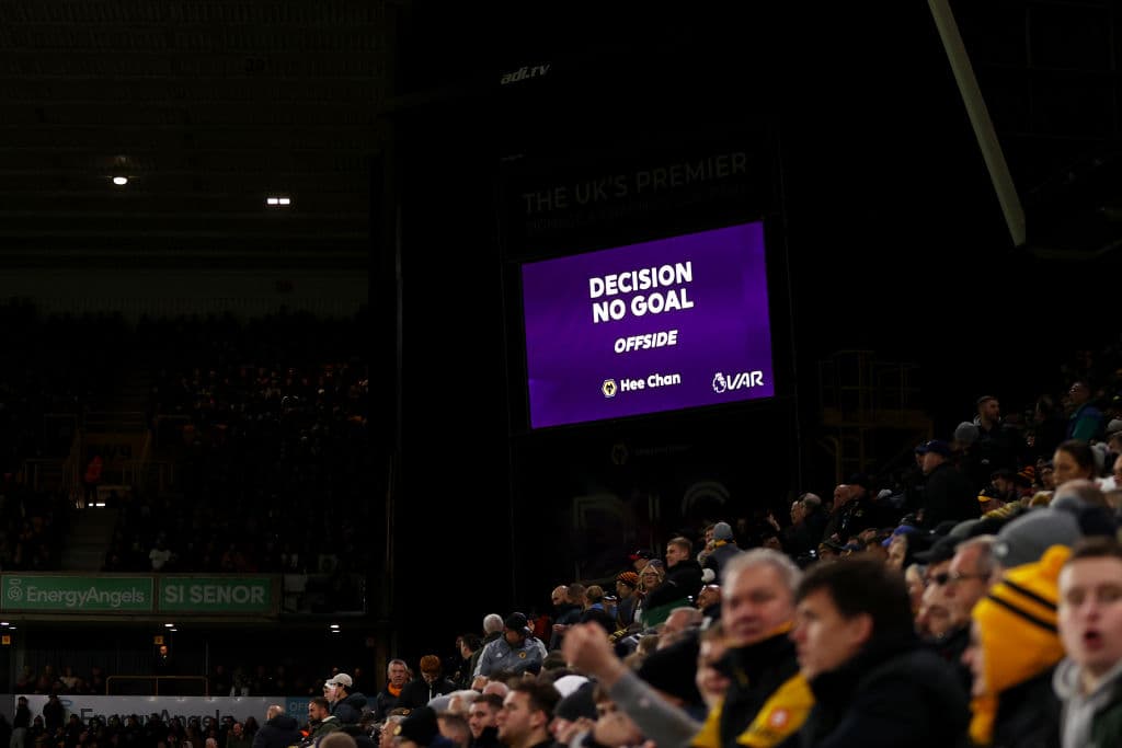 Wolverhampton se impone en el Molineaux ante Everton 2-1, durante la Jornada 10 en la Premier League. Max Kilman anotaba el primero para los locales al 28', pero Alex Iwobi emparejaba el partido a los 66 pero un golazo del mexicano Raúl Jiménez, le dio la victoria a los Wolves sobre los Toffees.