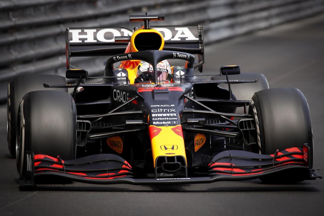Termina el Gran Premio de Monaco de la Formula 1, Max Verstappen de Red Bull se llevó la primera posición, seguido del piloto español Carlos Sainz de Ferrari. La tercera posición estuvo muy peleada entre el mexicano Sergio Pérez y Lando Norris, sin embargo, el inglés representante de McLaren superó a Checo.