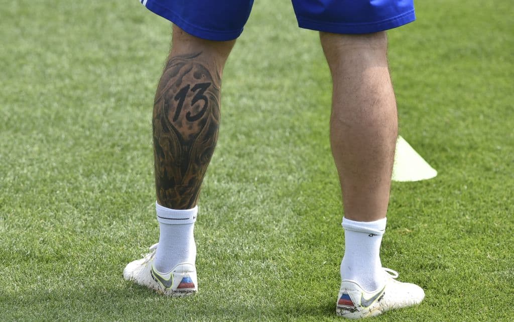 El defensa Fyodor Kudryashov lleva estampado su número en la piel.