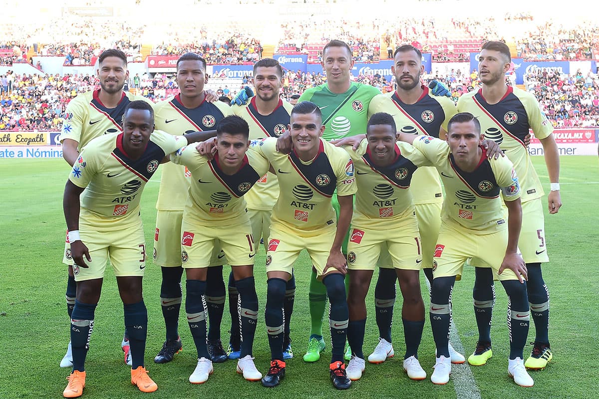 Los jugadores del América posan antes del inicio del partido.