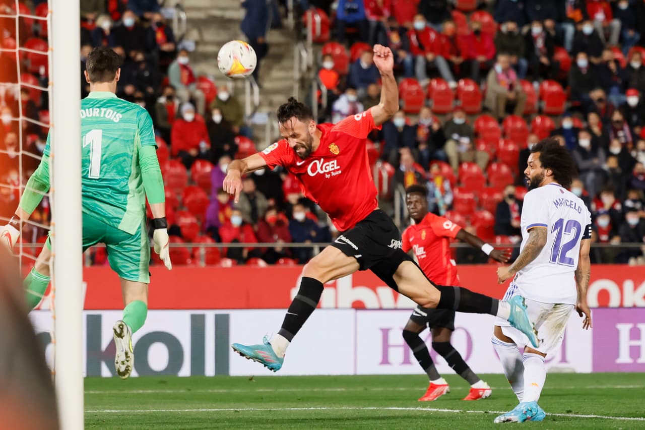Gracias a un doblete de Karim Benzema y otro tanto del brasileño Vinícius, el Real Madrid venció al Mallorca y aumentó su ventaja en el liderato a 10 puntos sobre el Sevilla.