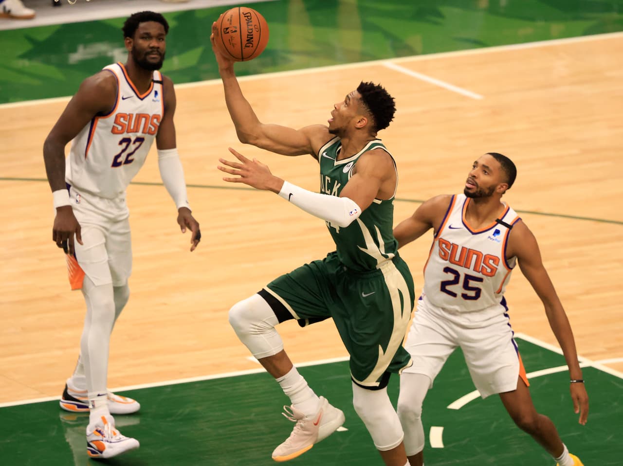 Giannis Antetokounmpo estuvo en plan grande y guió a los Bucks a vencer a Phoenix y anotarse su primer triunfo en las Finales.