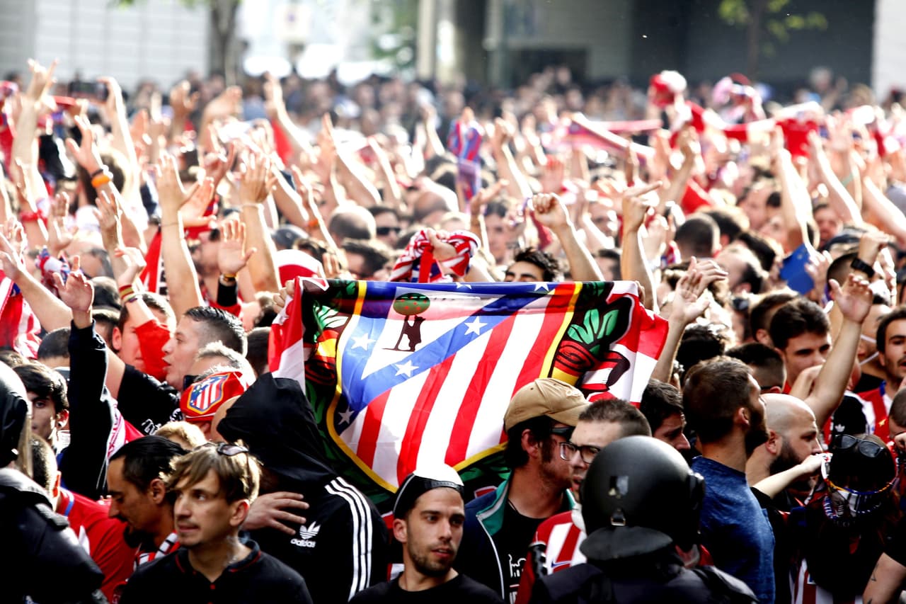 Los fanáticos de Atlético de Madrid también llegaron de manera multitudinaria para apoyar al cuadro 'colchonero'.