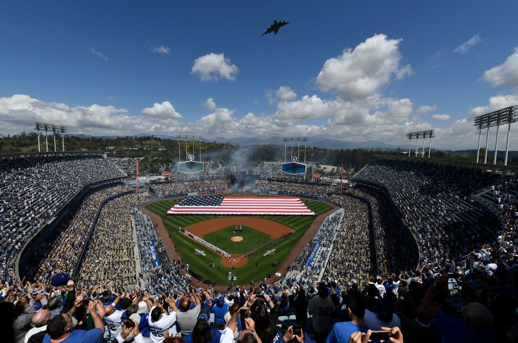 Impresionante la panorámica de Dodger Stadium durante la ceremonia del himno nacional previo a la inauguración de la temporada en Los Ángeles con el partido entre Dodgers y DBacks.