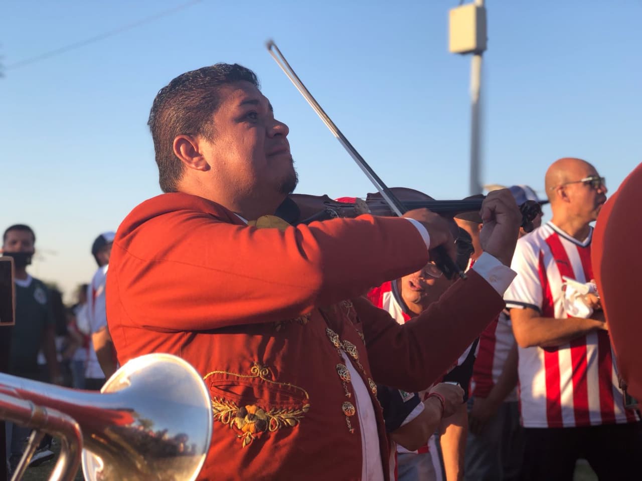 En los alrededores el estadio Akron la alegría y emoción la pusieron los aficionados de las Chivas que entusiasmados por un nuevo título de su equipo llegaron en gran número para ver la final de la Concacaf Liga de Campeones ante Torotno F.C.
