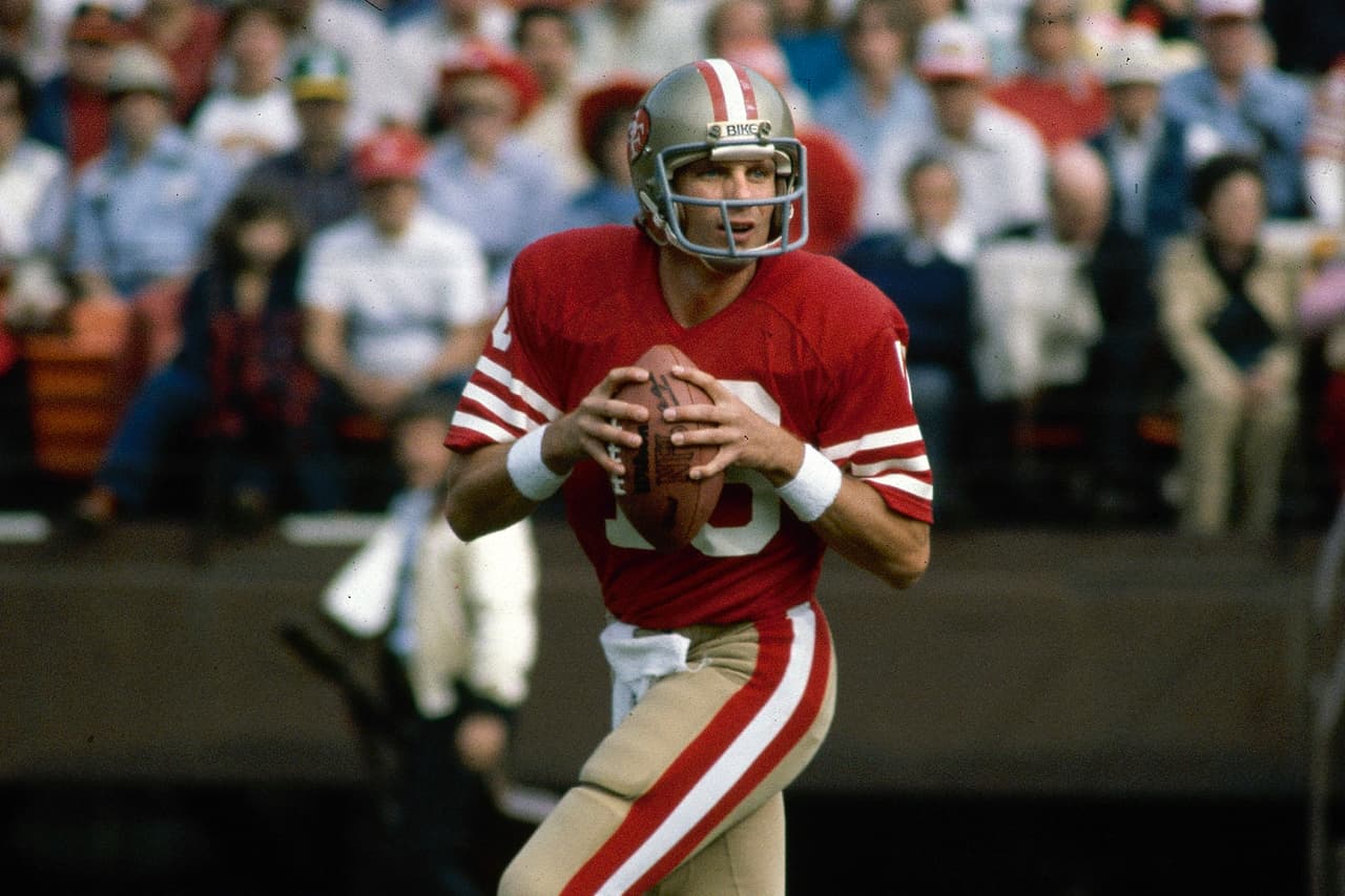 <b>Joe Montana</b> (
<i>San Francisco 49ers</i>): 4 títulos de Super Bowl (3x SB MVP), 2 veces NFL MVP (1989, 1990), 3 veces First-Team All-Pro, 8 veces Pro Bowler, NFL 1980s All-Decade Team.