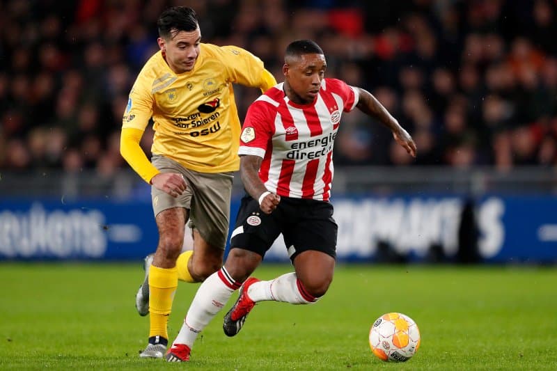 Justamente, Donyell Malen anotó el 4-0 al minuto 80', y al 89', Steven Bergwijn (derecha) hizo el 5-0 a favor del PSV, uno de ellos con asistencia de Erick Gutiérrez.