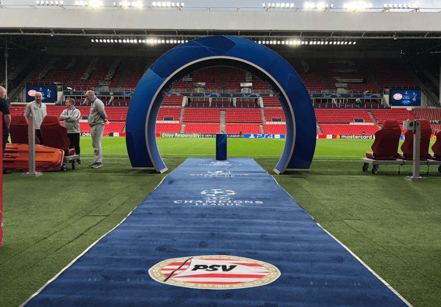 Así se veía el túnel por el que saldrían los equipos al césped desde los vestuarios.