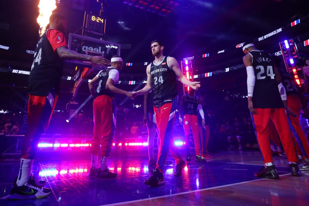 Los Detroit Pistons homenajearon a Kobe Bryant con jerseys de entrenamiento con sus números y nombre, además lo aplaudieron a los 24 segundos de juego.