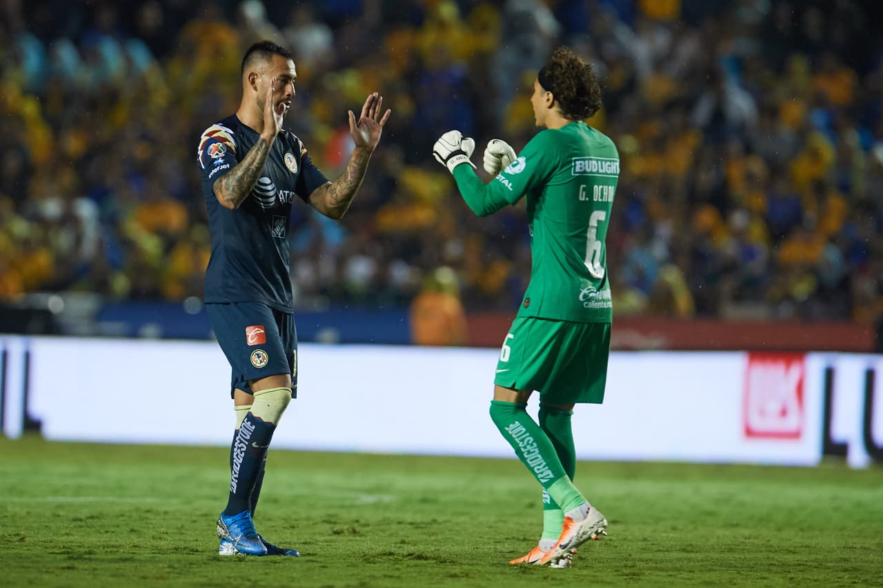 Los elementos de las Águilas celebraban con mucha felicidad la anotación del empate.