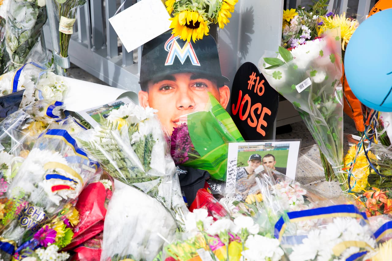 Flores, fotos, velas o pelotas de béisbol se acumulaban en un altar improvisado este domingo, en honor al lanzador José Fernández, en la entrada del Marlins Park de Miami.