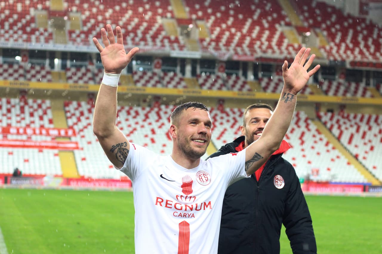 <b>Más difícil que un penal</b>
<br>Ya habían ganado 250 mil euros con las 14 preguntas acertadas, pero aún podían ganar más, el doble para ser exactos. Venía una última pregunta y estaba relacionada con el país donde ha radicado gran partde de su vida.