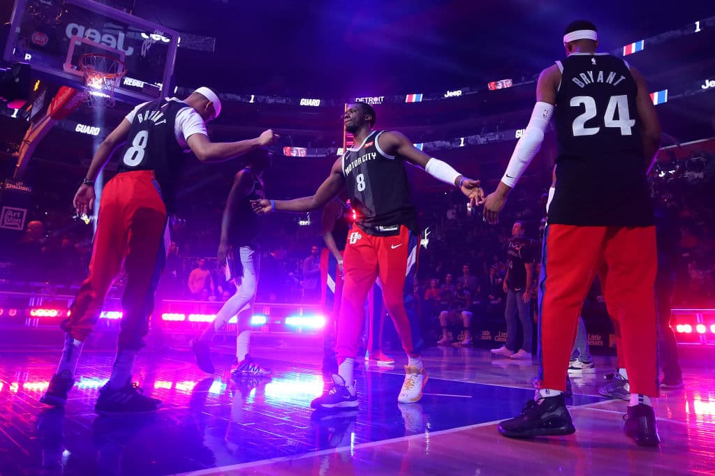 Los Detroit Pistons homenajearon a Kobe Bryant con jerseys de entrenamiento con sus números y nombre, además lo aplaudieron a los 24 segundos de juego.