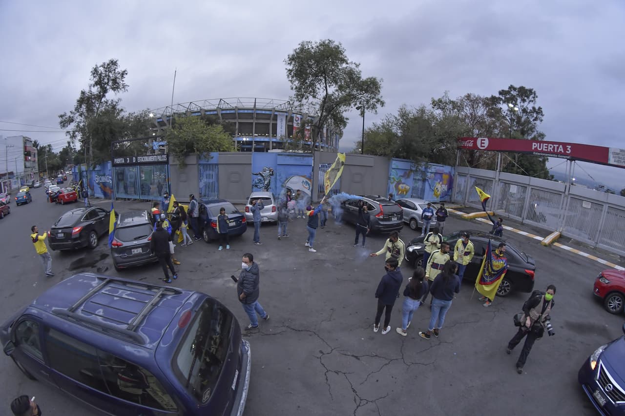 La afición se hizo presente en el Clásico Nacional | Hinchas de las Águilas olvidaron las recomendaciones del Club América y se dieron cita en el hotel de concentración y en el Azteca.