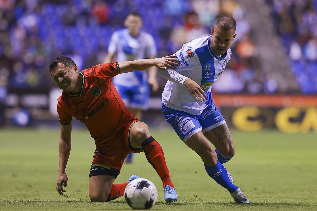 El primer tiempo careció de ocasiones de gol en ambas porterías. Ambas escuadras tuvieron presencia en el área, pero sin el toque final.