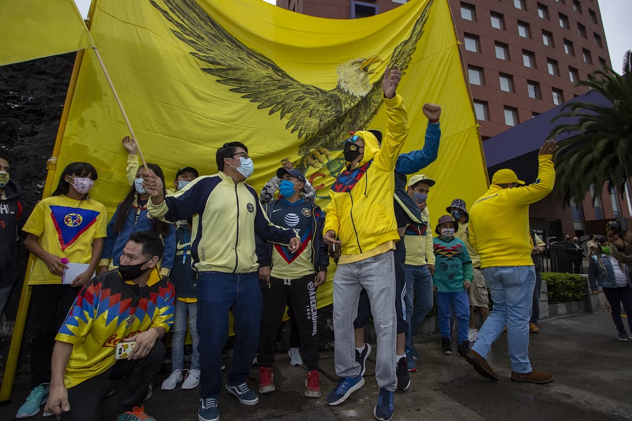 La afición se hizo presente en el Clásico Nacional | Hinchas de las Águilas olvidaron las recomendaciones del Club América y se dieron cita en el hotel de concentración y en el Azteca.