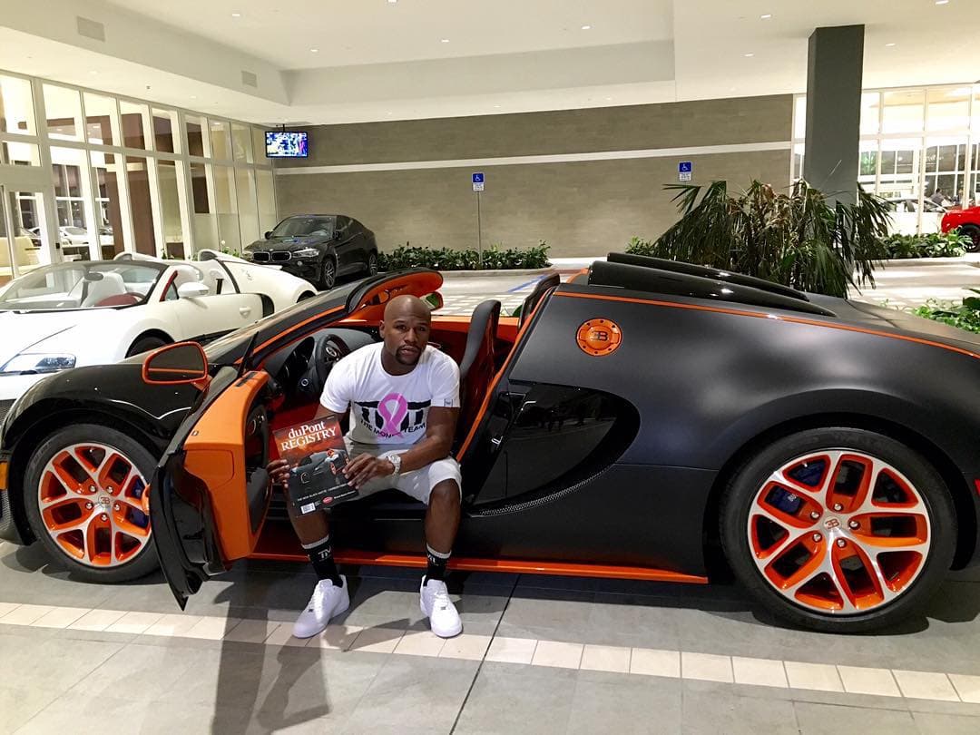 <h3 class="cms-H3-H3"><b>Bugatti Veyron Grand Sport Vitesse</b></h3>
<br>
<br>Quien sí cuenta no con una sino hasta cinco unidades del Bugatti Veyron es Floyd Mayweather. En el año 2015, el pugilista adquirió este Bugatti Veyron Grand Sport Vitesse por 3.5 millones de dólares. Las otras unidades lo mínimo que pudieron haberle costado fueron 2 millones de dólares, algo así como dinero de cambio para Mayweather.