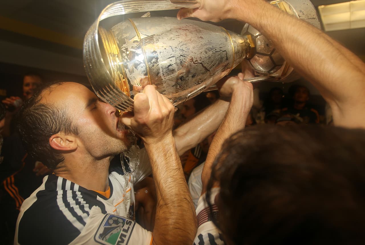 Dentro de la MLS Donovan es quien más veces bebió de esta copa. Pero antes de referirnos a las máximas figuras de la liga hagamos un poco de historia.