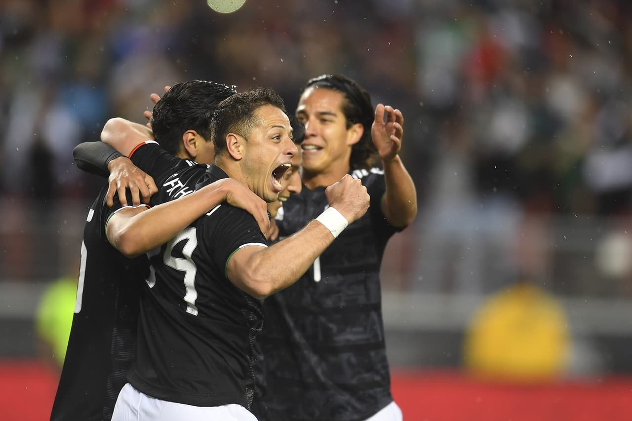 El Sevilla festeja a México con abrazo entre Chicharito y Lainez