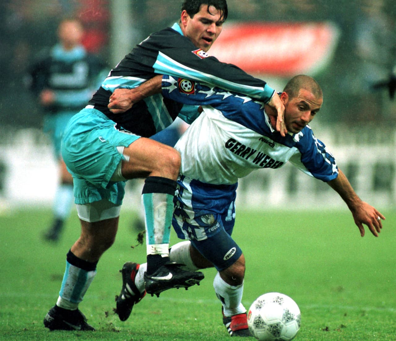 El atacante Giuseppe Reina hizo un contrato con Arminia Bielefeld, de la Segunda División de Alemania, en el que por cada año de estadía en el club recibiría una casa. Estuvo de 1996 a 1999.