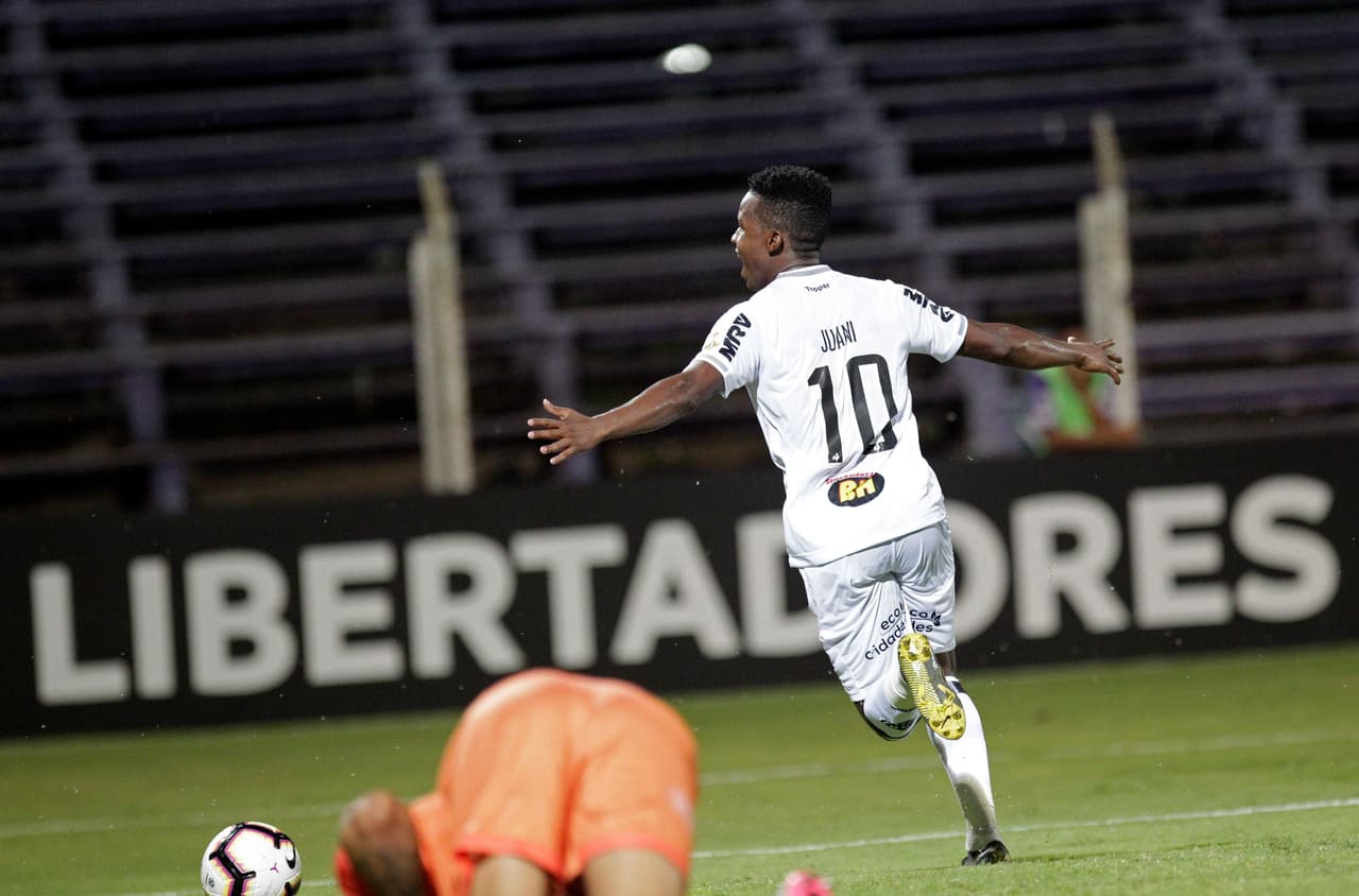 Juan Cazarez, jugador de Atlético Mineiro, celebra un gol en la Copa Libertadores.