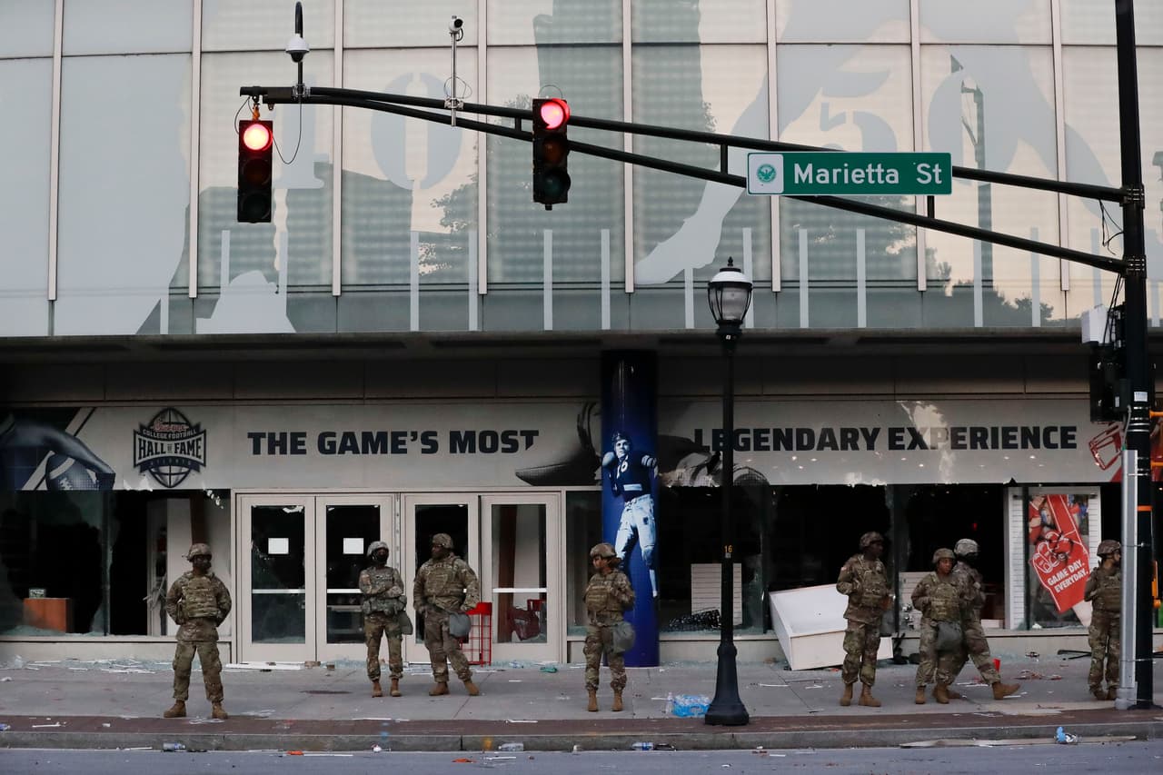Protestas destrozan Salón de la Fama del College Football