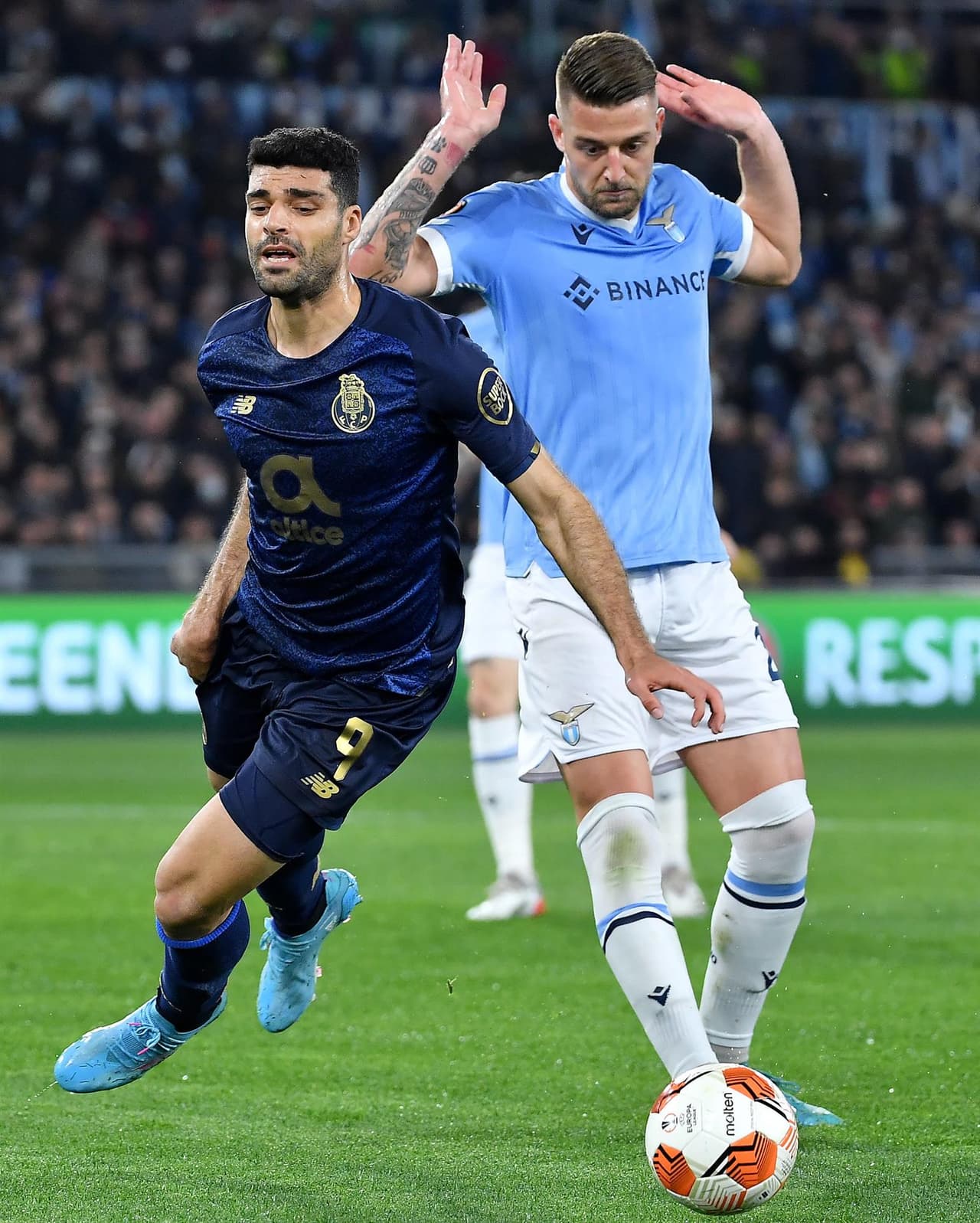 Lazio consigue empatar en el partido de vuelta ante el Porto, pero no le alcanza para el pase a la siguiente ronda de la UEFA Europa League. Ciro Immobile y Danilo Cataldi anotaron para la escuadra local, mientras que Mehdi Taremi y Mateus Uribe para el equipo portugues.