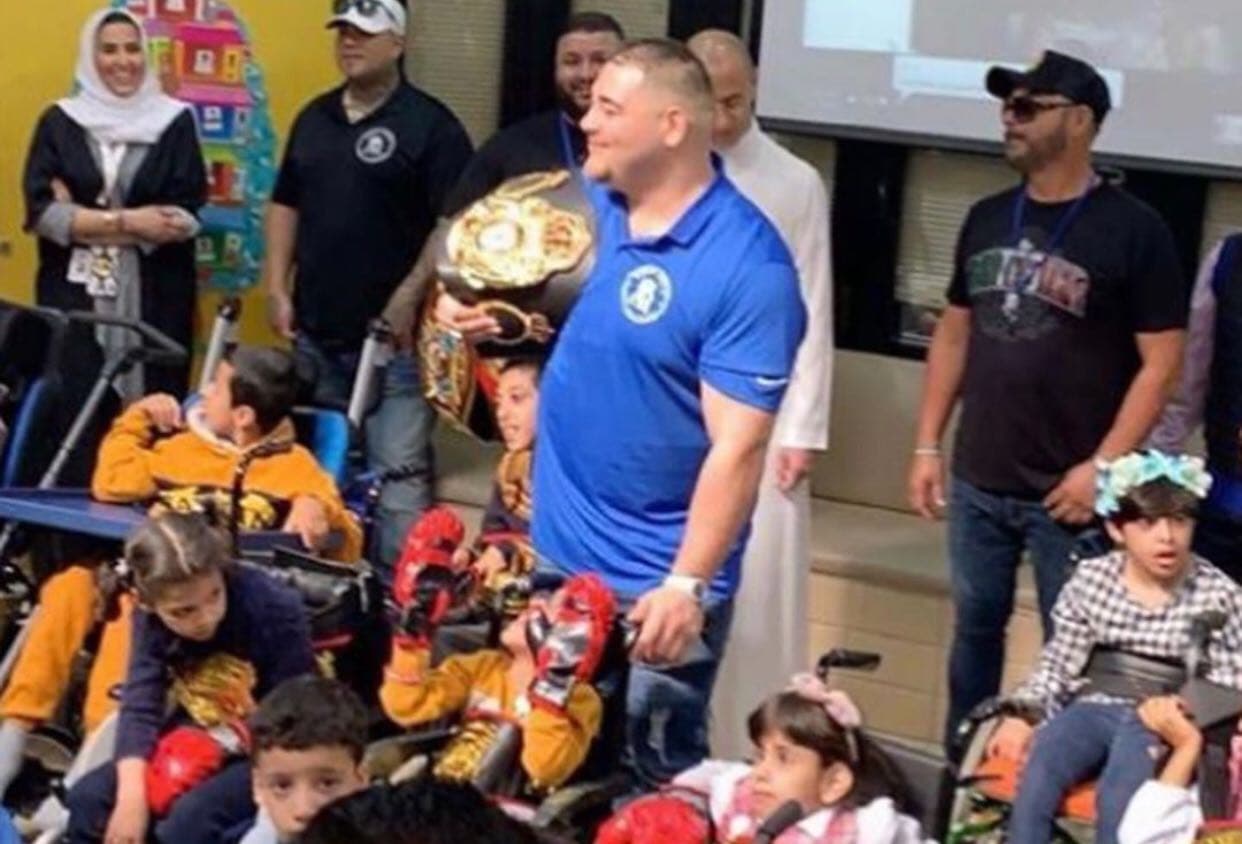 El boxeador mexicano, Andy Ruiz, visitó una asociación de niños con discapacidad con quienes convivió y dio algunos obsequios.