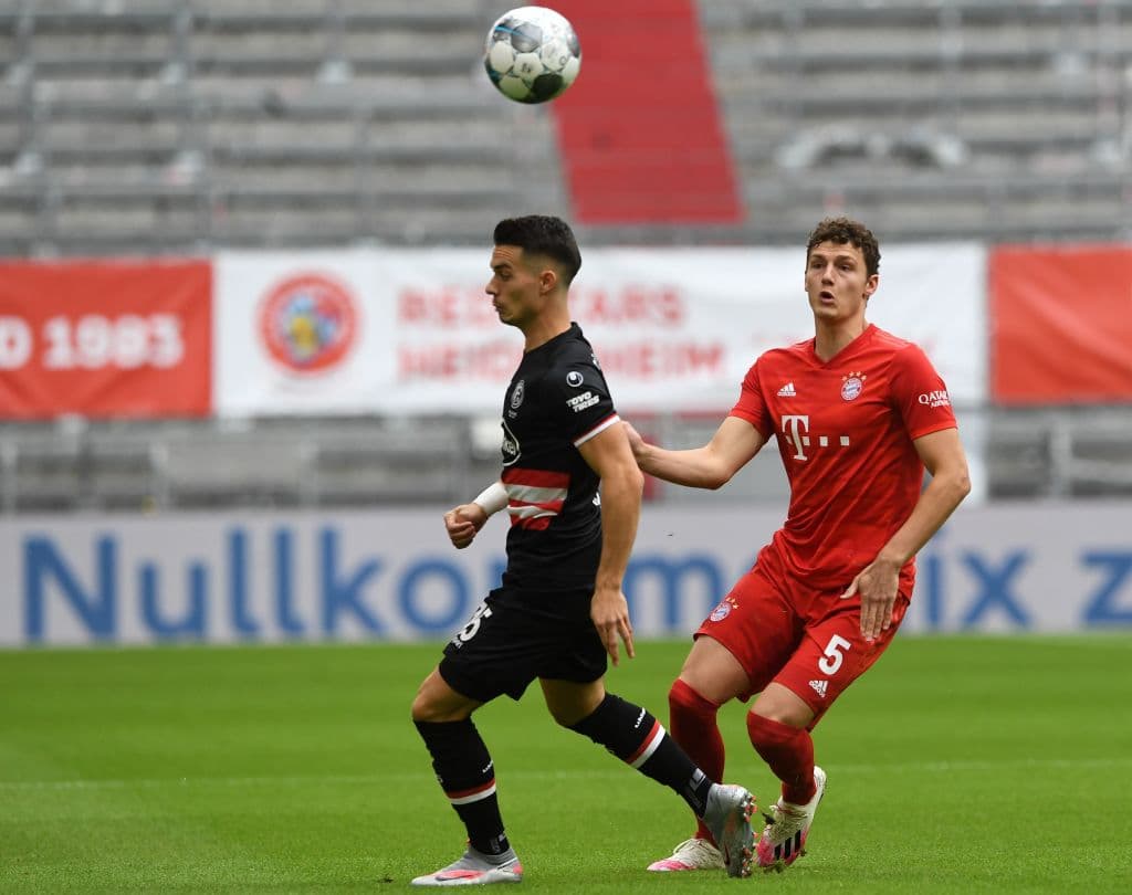 Benjamin Pavard saca un peligroso centro que acaba cotactando Robert Lewandowski, pero el balón termina en manos de Florian Kastenmeier.