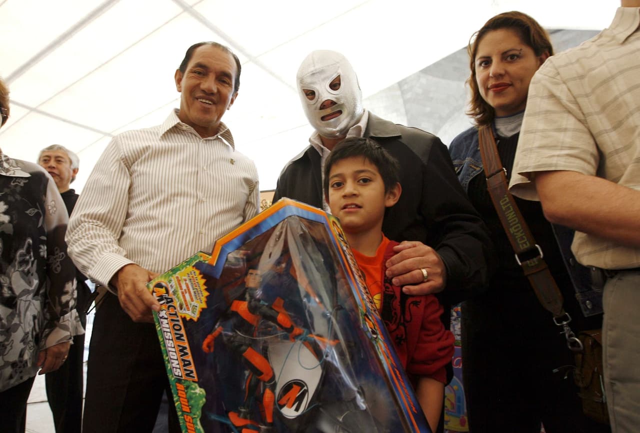 Se puede decir que El Santo es precedente de The Rock, pues el héroe mexicano fue el primer luchador libre en llegar al cine en 1958 y sus filmes fueron taquilleros a nivel mundial.