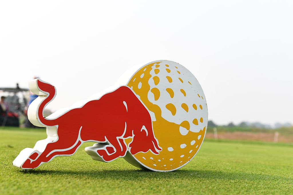 El equipo es propiedad de la empresa Red Bull, famosa en todo el mundo por sus bebidas energéticas.