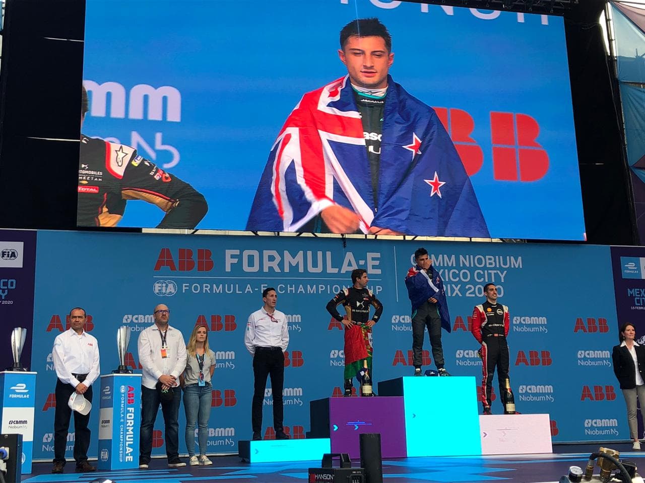 Con el último voltio de su batería arrebató la bandera de cuadros en el Autódromo Hermanos Rodríguez.