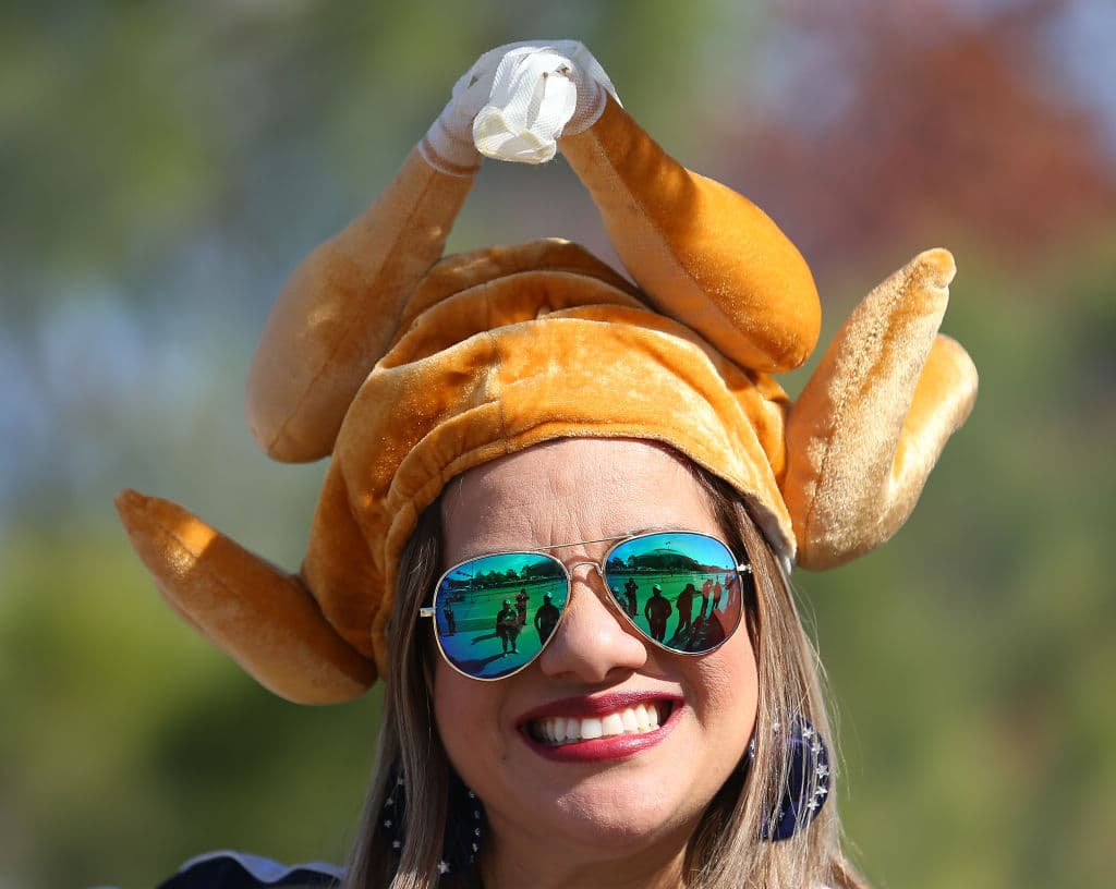 Y a las afueras, los aficionados recuerdan el alimento o platillo predilecto, insignia de la celebración: el pavo. Y lo hacen de maneras muy peculiares, nunca dejan de sorprendernos.