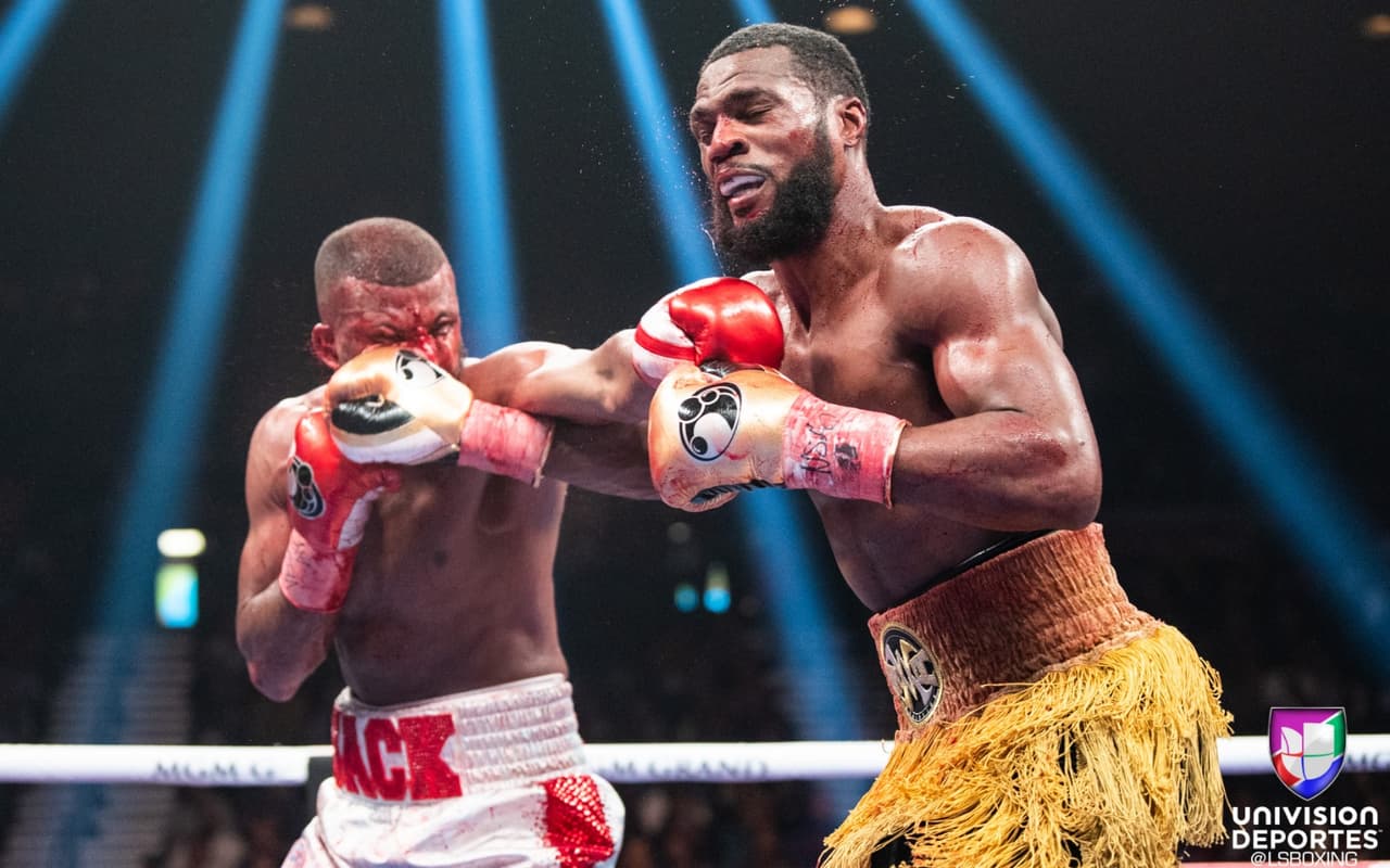 Previo al combate, ambos peleadores se habían calentado con declaraciones y promesas, lo cual le añadió un ingrediente especial al combate, se notaba rivalidad.