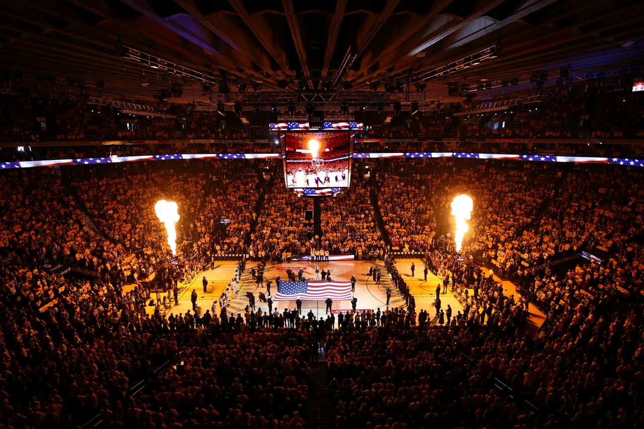 Un marco espectacular llevaron a la duela los aficionados de Oakland.