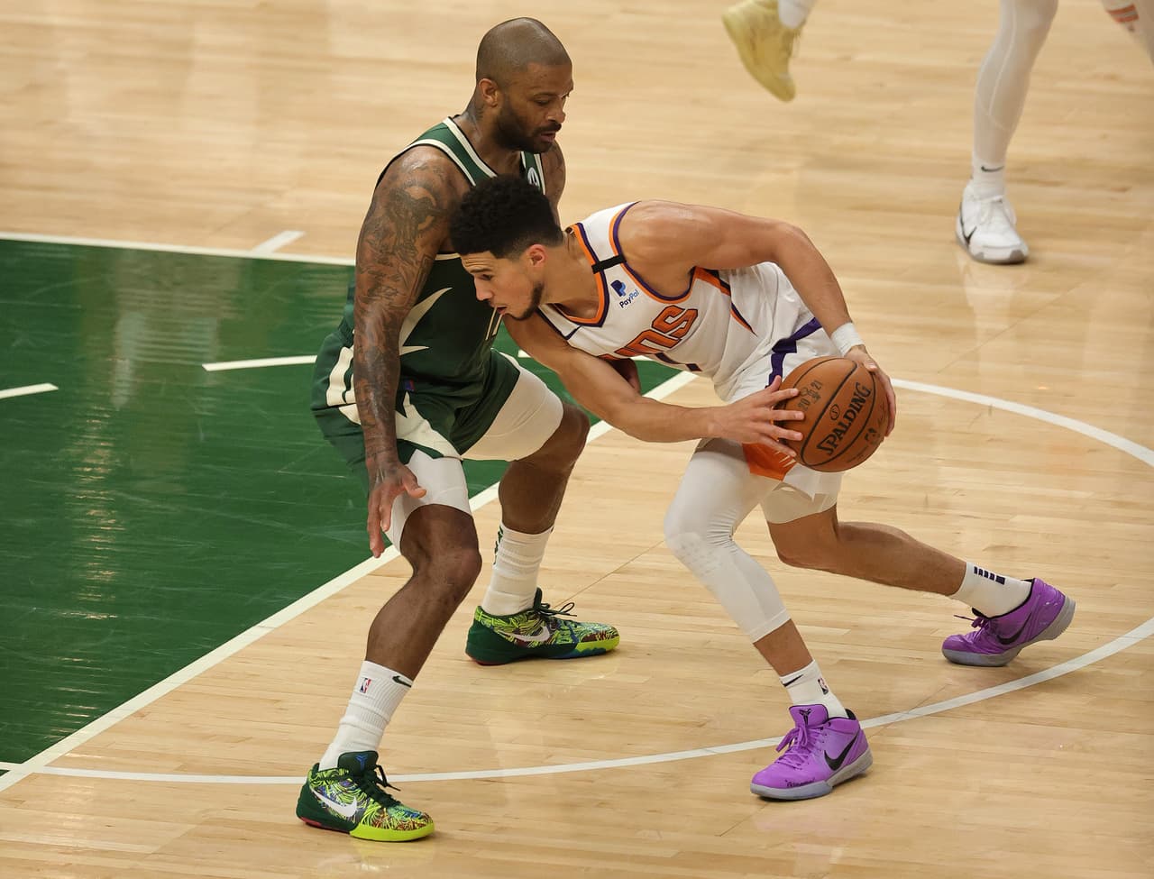 Giannis Antetokounmpo estuvo en plan grande y guió a los Bucks a vencer a Phoenix y anotarse su primer triunfo en las Finales.