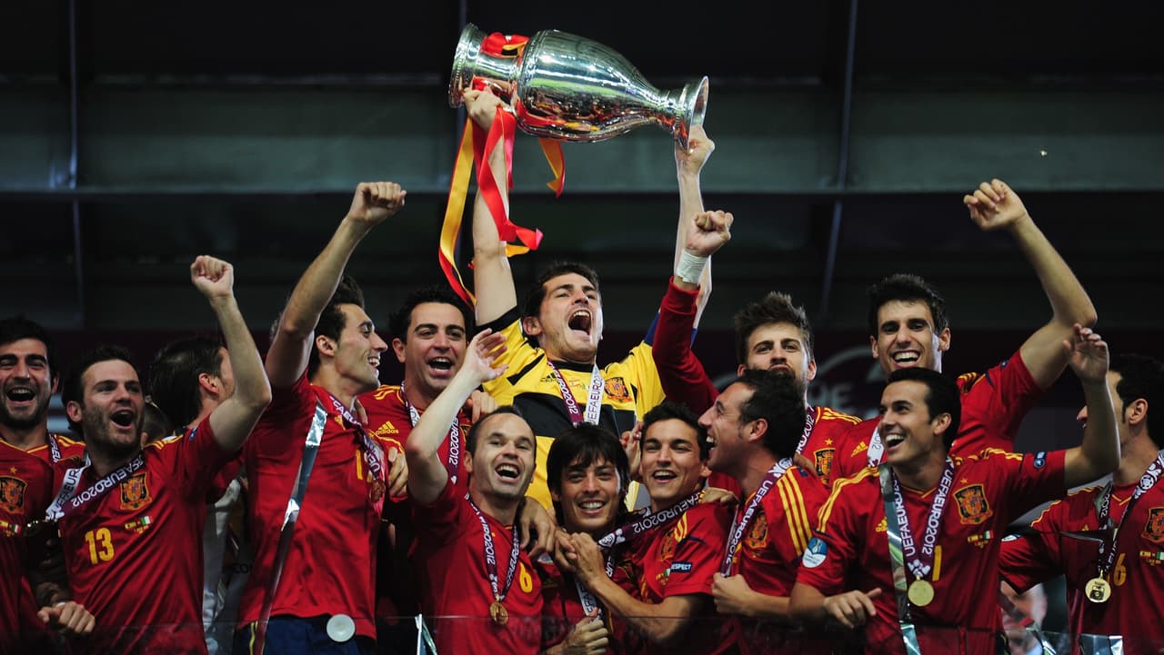 Iker Casillas levantando el trofeo de campeones durante la Eurocopa Polonia y Ucrania 2012