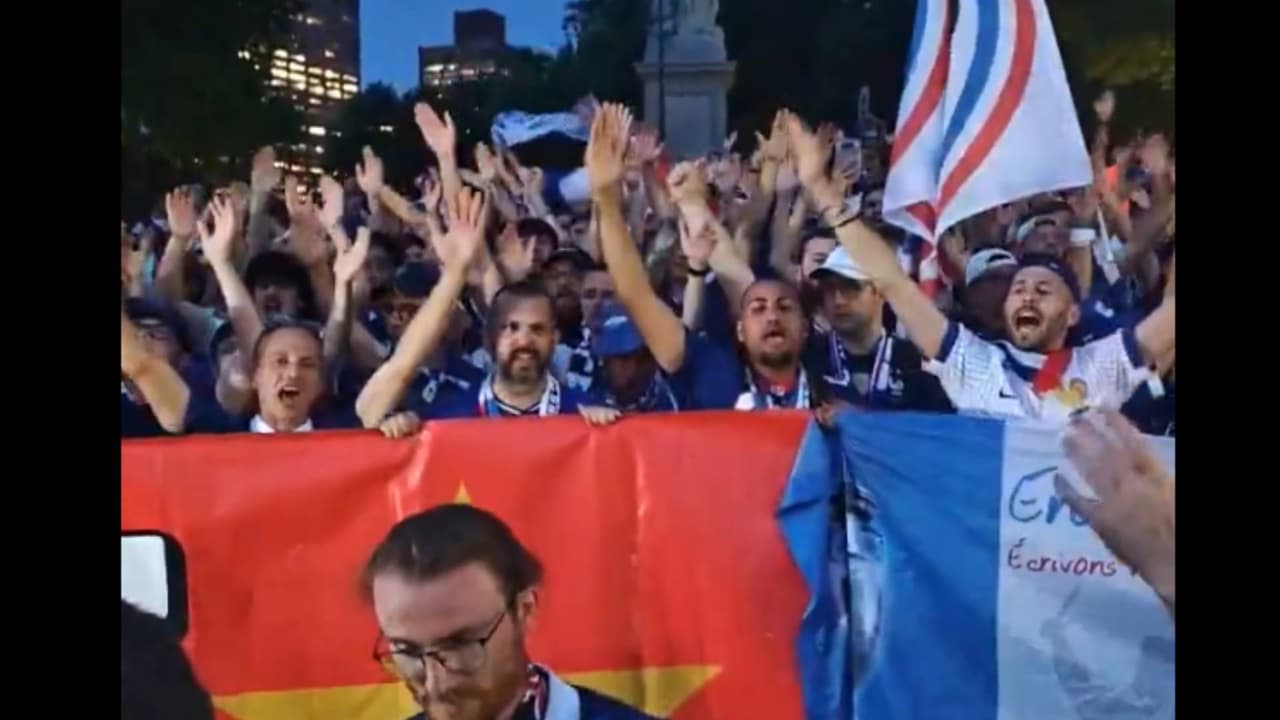 ¡Gesto conmovedor! El homenaje de aficionados de Francia a Didier Deschamps tras fallecimiento de su mamá