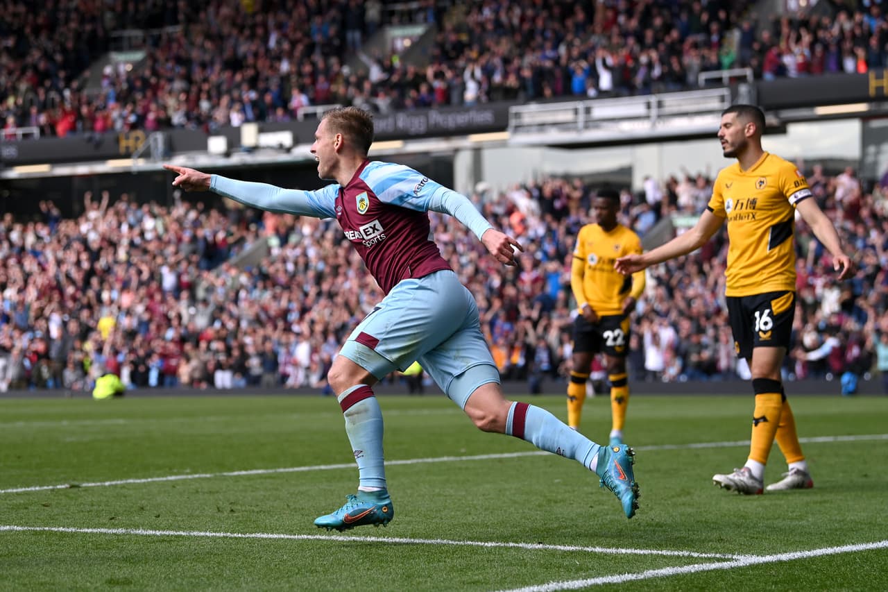 El delantero checo Matěj Vydra marcó la solitaria anotación con la que el Burnley derrotó a los Wolves.